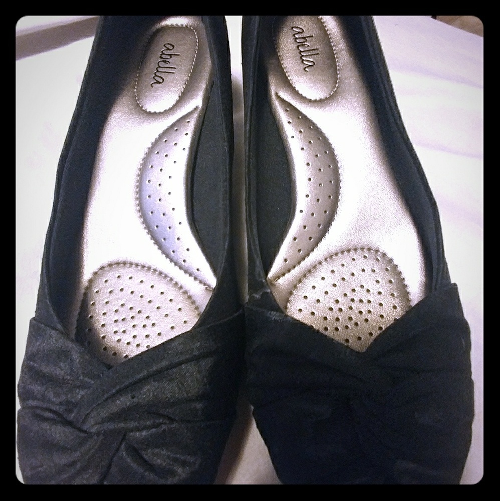 Abella peep toe pump / kitten heel size 8